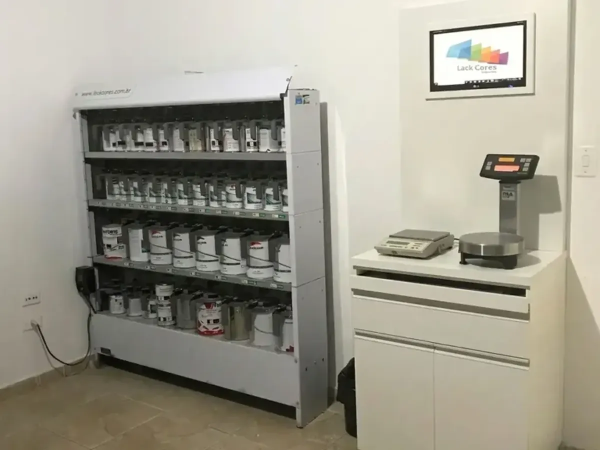 Sistema tintométrico da Lack Cores, com as bases de tinta e a balança de precisão usadas para pesar cada fórmula